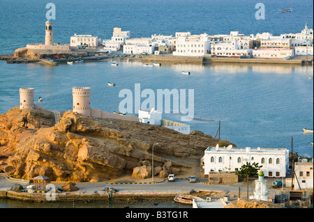 Oman, Sharqiya Region, sur Türme von Al Ayajh Fort / Sur Bucht / späten Nachmittag Stockfoto