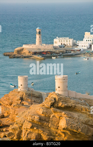 Oman, Sharqiya Region, sur Türme von Al Ayajh Fort / Sur Bucht / späten Nachmittag Stockfoto