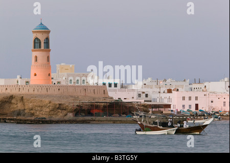 Oman, Sharqiya Region, sur Ayajh Stadt, Blick auf Sur Leuchtturm / Abend Stockfoto