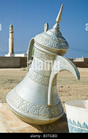 Oman, Region Dhofar, Mirbat. Große Wasser Karaffe Skulptur Stockfoto