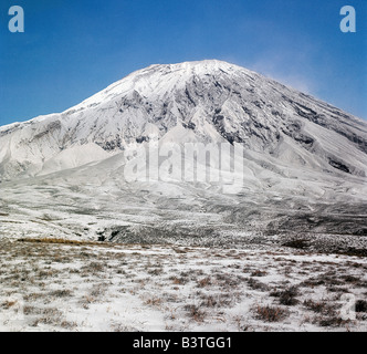 Tansania, Norden von Tansania, Ol Doinyo Lengai, die Massai "Berg Gottes", ist der einzige aktive Vulkan in Gregory Rift - ein wichtiger Abschnitt der östlichen Zweig des afrikanischen Great Rift Valley. Es entlädt sich noch selten Karbonatit Laven, die weißen unter Einwirkung von Luft zu machen. Dieses Foto wurde im Jahre 1966 aufgenommen, als der letzte große explosive Ausbruch, Helmdecke Flanken des Vulkans mit feinen Asche stattfand. Stockfoto