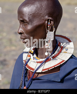 Tansania, Norden von Tansania, Engaruka. Ein Massai-Frau in traditioneller Kleidung. Das Übergewicht der weißen Glasperlen in ihre Ornamente kennzeichnet, dass sie von Abschnitt Kisongo Maasai, die größte Clan-Gruppe, was auf beiden Seiten der Kenia-Tansania Grenze lebt. Stockfoto