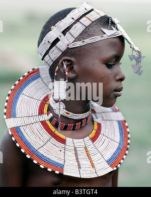 Tansania, Norden von Tansania, Malambo. Ein Maasai Mädchen in traditioneller Kleidung. Die vorherrschende weiße Farbe ihrer Perlenstickerei und die kreisförmige Narbe auf die Wange zu kennzeichnen, dass sie aus dem Kisongo Abschnitt der Maasai, die größte Clan-Gruppe ist, die beiden Seiten der Grenze in Kenia und Tansania lebt. Stockfoto