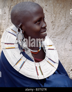 Tansania, Norden von Tansania, Engaruka. Ein Massai-Frau trägt eine sehr feine Perlen Halskette.  Die vorherrschende weiß von ihr Stockfoto