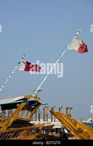 Katar, Ad-Dawhah, Doha. Dhau-Hafen - Katar-Flagge auf traditionellen Dhau-Schiffe Stockfoto