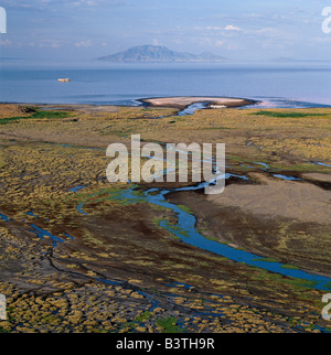 Tansania, Arusha, Lake Natron gebadet in der späten Nachmittagssonne mit Shompole Vulkan (gelegen an der Grenze zwischen Kenia und Tansania) Stockfoto