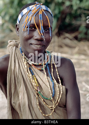 Tansania, Arusha, Lake Eyasi. Ein Hadza Mädchen tragen ein Perlen Stirnband und Halsketten. Die Hadzabe sind eine 1000-Seelen-Gemeinde von Jägern und Sammlern, die in der Lake Eyasi-Becken seit Jahrhunderten gelebt haben. Sie sind einer von nur vier oder fünf Gesellschaften in der Welt, die immer noch in erster Linie von der Wildtiere Leben verdienen. Stockfoto