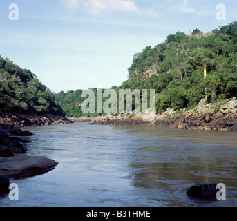 Tansania, Selous Game Reserve. Der Rufiji Fluss fließt durch Stiegler Schlucht, eine schmale Kluft fünf Meilen lang, in das Selous Game Reserve der südlichen Tansania. Die Schlucht wurde benannt nach ein Schweizer Abenteurer, der es von einem Elefanten um 1900.The Game Reserve getötet wurde 48.000 Quadratkilometer groß ist und eines der größten Schutzgebiete der Welt ist. Selous, 1982 zum Weltkulturerbe erklärt, ist wohl eine der unberührtesten Wildnisgebiete Afrikas. Stockfoto