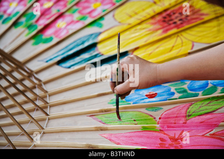 Künstlerin Hand Dekoration dekorative Regenschirm, Regenschirm Making Center, Bo Sang, in der Nähe von Chiang Mai, Thailand. Stockfoto