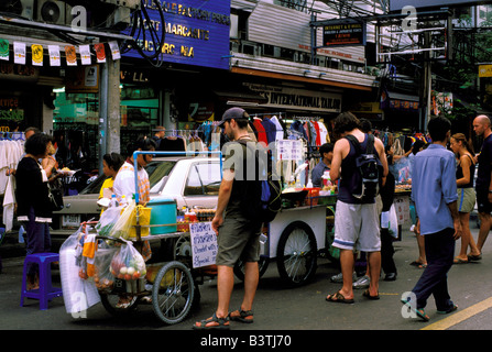 Asien, Thailand, Bangkok, Banglamphu. Anbieter auf der Khao San Road. Stockfoto