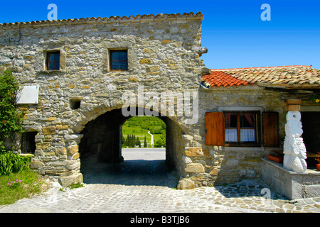 historische Stadttor mit modernen Skulptur in die Mountain Village des Roc Stockfoto