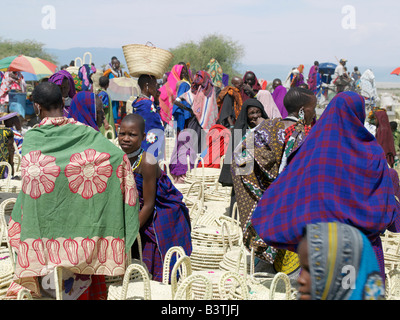 Tansania, Arusha-Region, Kwakuchinja. Massai-Frauen verkaufen Körbe von Doum Palmwedel in einen bunten Markt im Norden von Tansania gemacht. Stockfoto