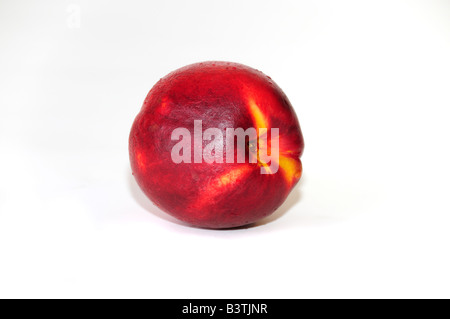 Ein ganzes, reife Nektarine auf weißem Hintergrund. Stockfoto