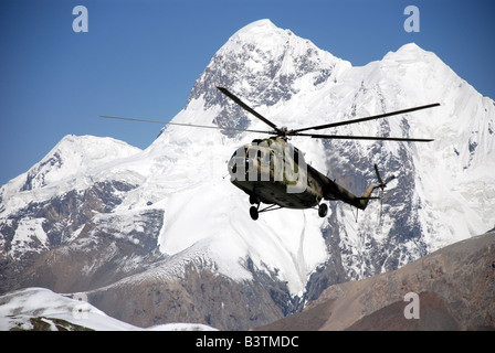 Ein MI-8 Hubschrauber nähert sich Basislager am südlichen Inylchek-Gletscher im Hochgebirge Tian Shen von Kirgisistan Stockfoto