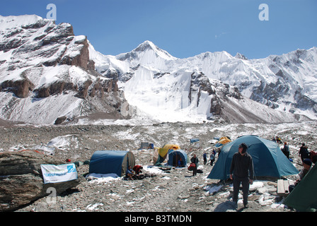 Basislager am südlichen Inylchek-Gletscher im Hochgebirge Tian Shen von Kirgisistan Stockfoto