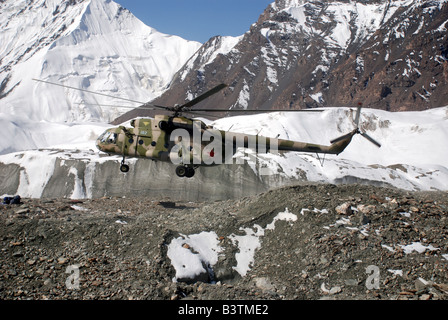 Ein MI-8 Hubschrauber nähert sich Basislager am südlichen Inylchek-Gletscher im Hochgebirge Tian Shen von Kirgisistan Stockfoto