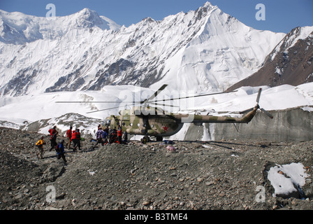 Ein MI-8 Hubschrauber im Basislager am südlichen Inylchek-Gletscher im Hochgebirge Tian Shen von Kirgisistan Stockfoto