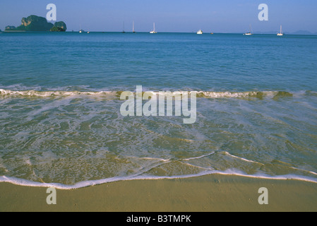 Asien, Thailand, Krabi. West Railay Beach, ruhiges Wasser. Stockfoto