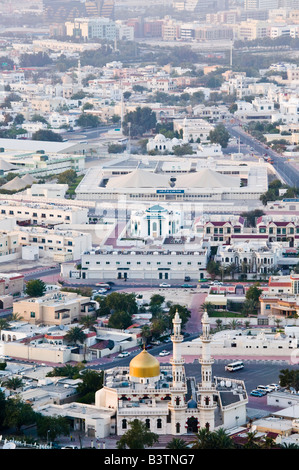 Vereinigte Arabische Emirate, Dubai, Bur Dubai Nord. Luftbild von Vororten und Moschee / Dämmerung Stockfoto