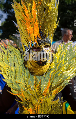 MARTINIQUE. Französische Antillen. West Indies. Fort-de-France. Aufwändig kostümierten Mann Parade während des Karnevals. Stockfoto