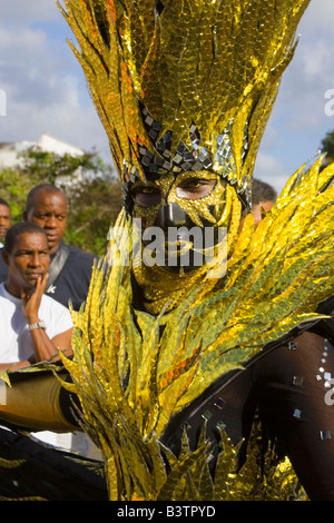 MARTINIQUE. Französische Antillen. West Indies. Fort-de-France. Aufwändig kostümierten Mann Parade während des Karnevals. Stockfoto