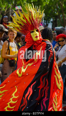 MARTINIQUE. Französische Antillen. West Indies. Fort-de-France. Aufwändig kostümierte Frau Parade während des Karnevals. Stockfoto