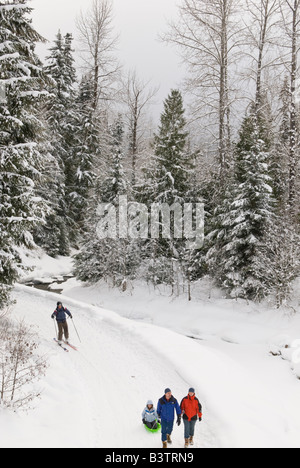 Kanada, BC, Whistler/Blackcomb Resort. Rückkehr aus dem verlorenen See Wanderwege entlang des Fitzsimmon Creek Stockfoto