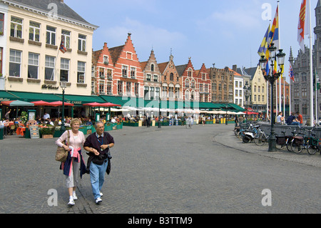 Europa, Belgien, West-Vlaanderen, Brügge, Brügge, amerikanischer Tourist Fuß durch der Stadt 13. Jahrhundert Markt Stockfoto