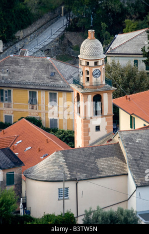 Europa, Italien, Camogli. Uhrturm von oben gesehen. Stockfoto