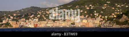 Europa, Italien, Camogli. Panaroma der Stadt aus dem Meer gesehen. Stockfoto