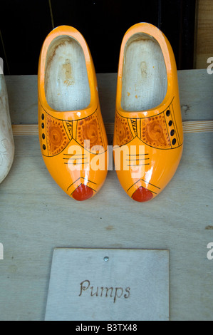 Niederlande (aka Holland), Lisse. Keukenhof Gärten. Ausgefallene Holzschuhe. Stockfoto