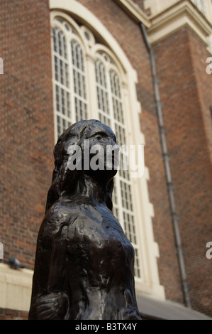Den Niederlanden (aka Holland), Amsterdam. Anne Frank Haus & Museum. Statue von Anne Frank vor Westerkerk. Stockfoto
