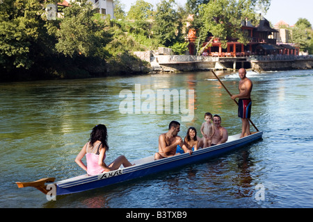 Familie mit Freunden in einem Dajak Boot der Gondel von Banja Luka Stadt Republik Srpska Bosnien und Herzegowina Stockfoto