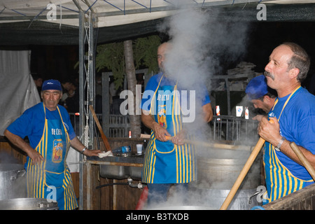 Köche Amatriciana Festival in Italien Pasta vorbereiten Stockfoto