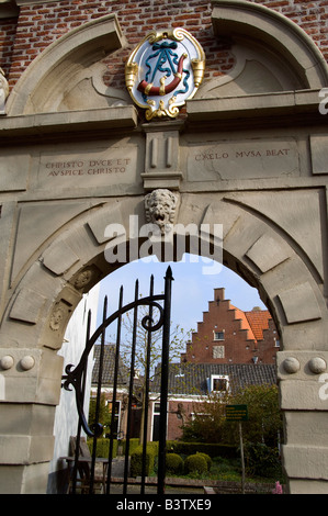 Europa, Niederlande (aka Holland), West Friesland Hoorn. Hoftor mit Stadtwappen über Tür. Stockfoto