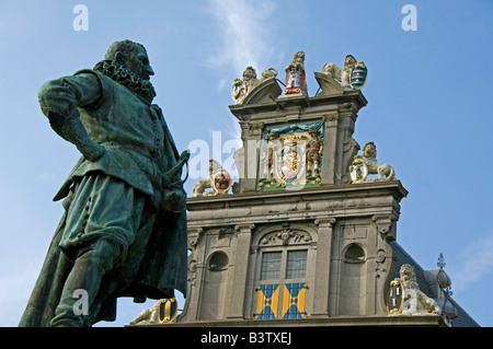 Niederlande (aka Holland), Hoorn. Steen (roter Stein), benannt nach der Stadt Galgen fuhr. Statue von Jan Peterszoon Coen. Stockfoto