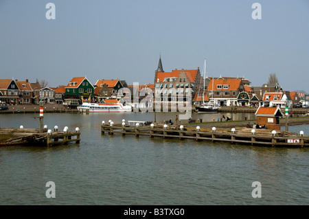 Niederlande (aka Holland), Volendam. Malerisches Fischerdorf am IJsselmeer. Am Flussufer anzeigen. Stockfoto