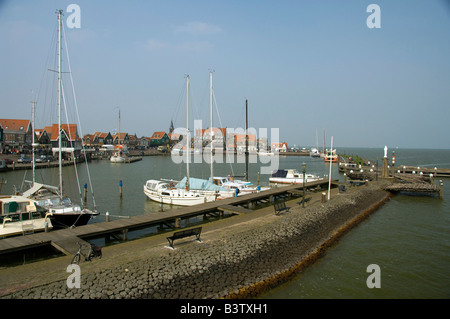 Europa, Niederlande (aka Holland), Volendam. Beliebte malerische Fischerdorf am IJsselmeer. Dockside Ansichten. Stockfoto