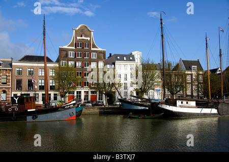 Europa, Niederlande (aka Holland), Dordrecht. Älteste Stadt in den Niederlanden im Jahre 1220 gechartert. Typische Stadt Aussicht auf den Kanal. Stockfoto
