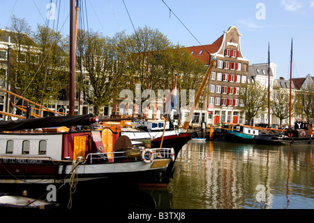 Europa, Niederlande (aka Holland), Dordrecht. Älteste Stadt in den Niederlanden im Jahre 1220 gechartert. Typische Stadt Aussicht auf den Kanal. Stockfoto