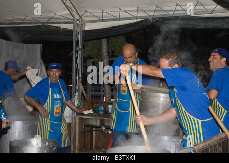 Köche Amatriciana Festival in Italien Pasta vorbereiten Stockfoto