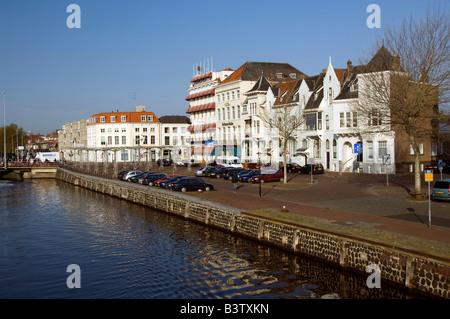 Europa, Niederlande (aka Holland), Zeeland, Middelburg. Blick auf die Stadt vom Kanal entfernt. Stockfoto