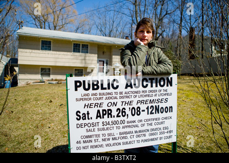 Frau mit ihrem Haus vor Abschottung aufgrund schlechter Konjunktur in den USA Stockfoto