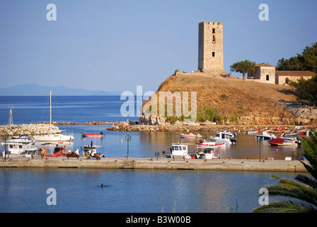 Blick auf Hafen und Turm von St. Paul bei Sonnenuntergang, Nea Fokea, Halbinsel Kassandra, Chalkidiki, Zentralmakedonien, Griechenland Stockfoto