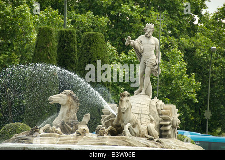 Spanien, Madrid. Neptunbrunnen (aka Neptuno) im Bereich der Paseo del Prado. Stockfoto