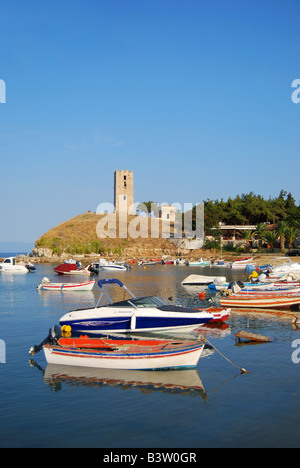 Blick auf Hafen und Turm von St. Paul bei Sonnenuntergang, Nea Fokea, Halbinsel Kassandra, Chalkidiki, Zentralmakedonien, Griechenland Stockfoto