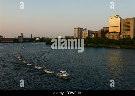 Eine Gruppe von Anfänger-Segler auf den Charles River wird zurück zu ihrem Bootshaus am Abend des 12. Juli 2008 geschleppt. Stockfoto