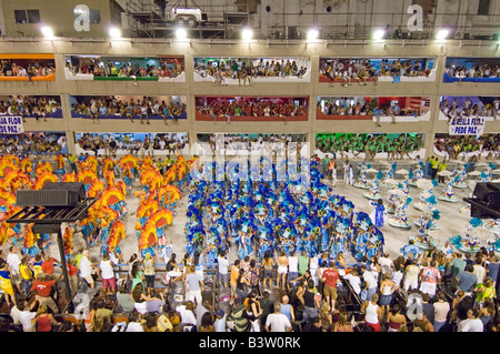 Eines der Samba-Schulen auf dem Weg entlang des Parade-Strip beim Karneval in Rio Sambadrome. Stockfoto