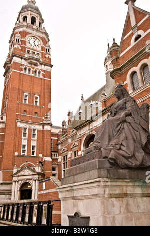 Clock Tower mit der Statue der Königin Victoria in den Vordergrund, Croydon, London, Großbritannien Stockfoto