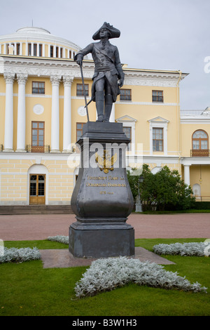 Ein Denkmal für Kaiser Paul vor dem Palast. Pavlovsk, Sankt Petersburg, Russland. Stockfoto